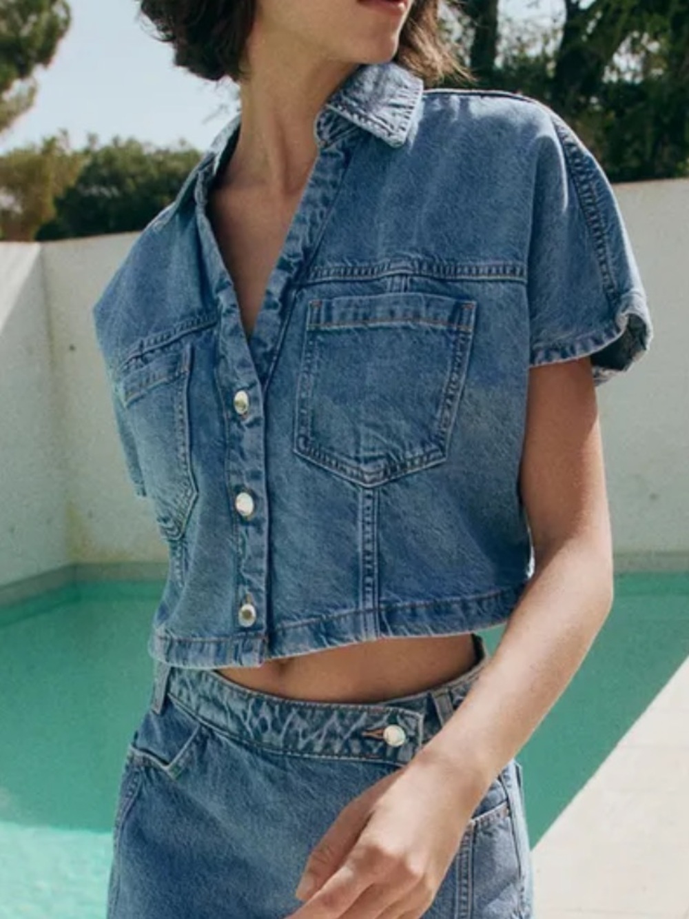 ZARA Z1975 CROPPED DENIM SHIRT women’s size large mid blue silver accent buttons